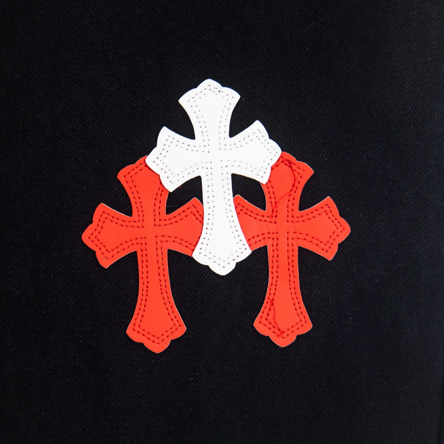 P260 Chrome Hearts Black Pants Sanskrit Red and White Patch Leather Jeans CH jeans need to be washed before being dismantled and then hand-stitched with sheepskin cross leather and then spliced ​​together. The whole piece has too many craftsmanship to explain. The patches are decorated with cross patterns and the high-waisted washed jeans! ! Absolutely high-end luxury products, god-level single products and super popular products, made with top heavy industry, a must-see magic weapon. Customized hardware. The fabric is thick and soft after washing. It has good breathability. Customized small leather label. Unique design. The details are simple and elegant, and the workmanship is exquisite. The entire trousers are neatly routed and the details are in place! It’s so cool that both men and women can easily control the genderless trend! Style number: 1872# Color: black Size: 28 30 32 34